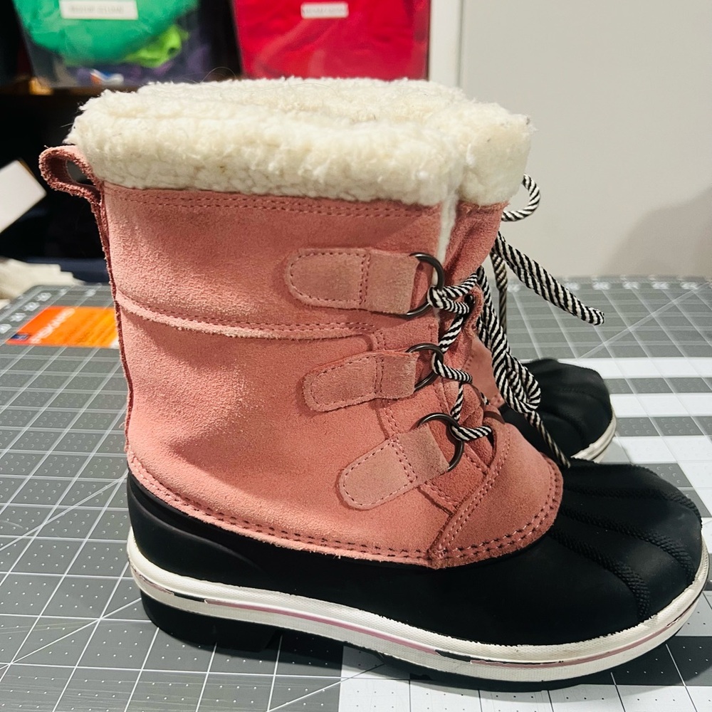 Cat and Jack girls Pink and Black Snow Boots Size: 1 - Picture 2 of 8